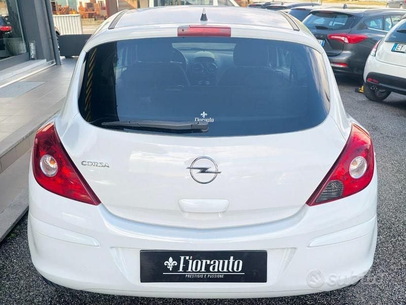 Usata Opel Corsa Edition 84 CV (61 kW) 2010 Bianco Utilitaria