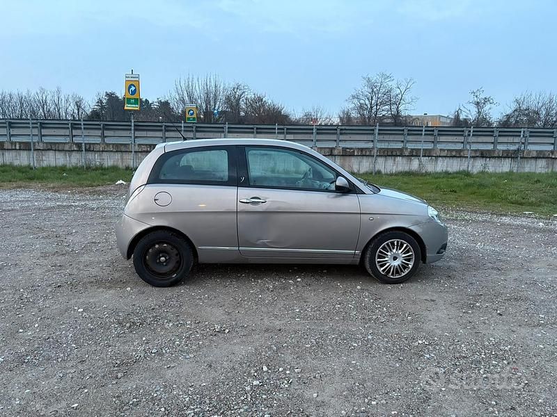 Usata Lancia Ypsilon 60 CV (44 kW) 2010 Grigio Utilitaria
