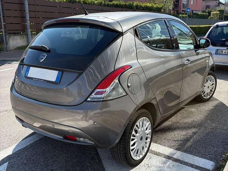 Usata Lancia Ypsilon Silver 69 CV (50 kW) 2017 Grigio Utilitaria