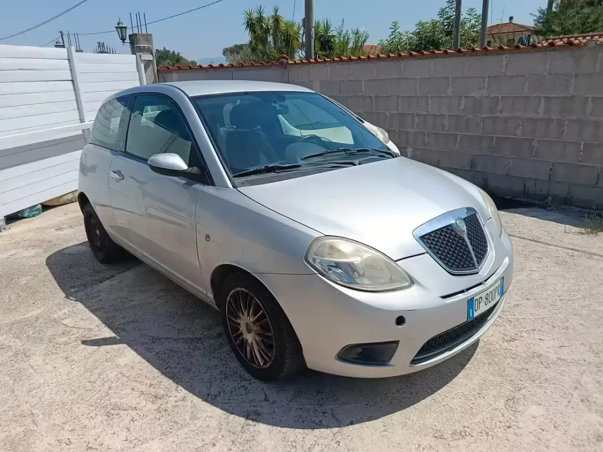 Usata Lancia Ypsilon 60 CV (44 kW) 2008 Argento Utilitaria