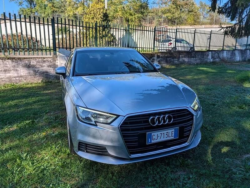 Argento Usata 2018 Audi A3 Sport Tre volumi | 18.499 € (Buon prezzo) - Immagine 1/4