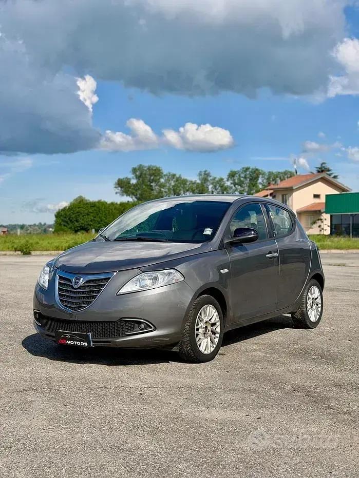 Usado Lancia Ypsilon S 95 HP (69 kW) 2013 Cinzento Citadino