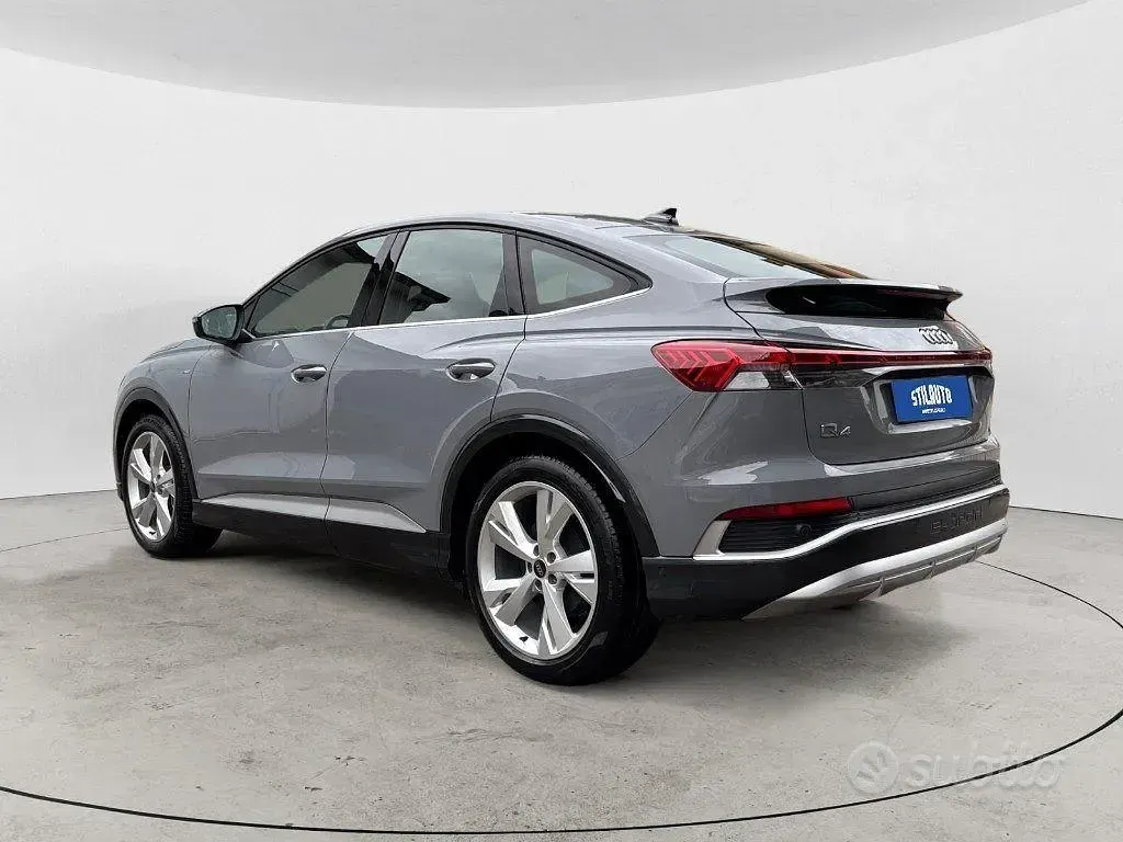 Käytetty Audi Q4 e-tron S-Line 150 kW (204 HP) 2023 Harmaa Katumaasturi