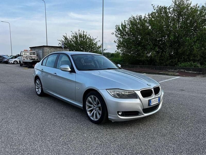 Usata BMW 318 143 CV (105 kW) 2011 Argento Berlina