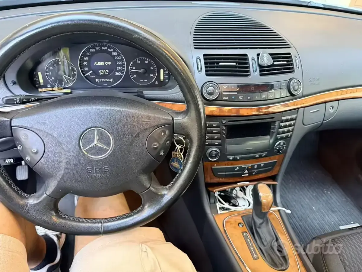 Usata Mercedes E220 143 CV (105 kW) 2005 Grigio Berlina