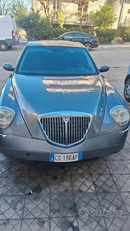 Grigio Usata 2004 Lancia Thesis Tre volumi | 1800 € (Buon prezzo) - Immagine 1/4