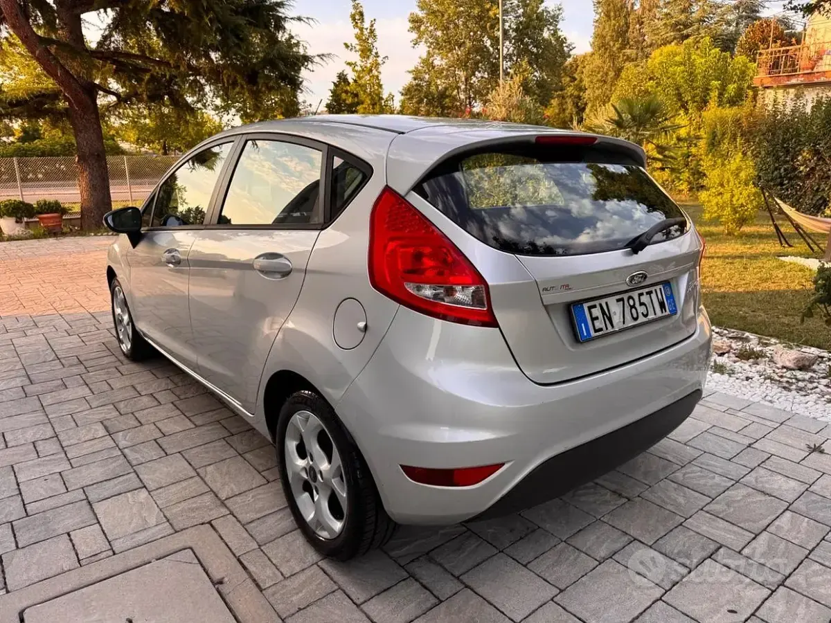 Usata Ford Fiesta 71 CV (52 kW) 2012 Grigio Berlina