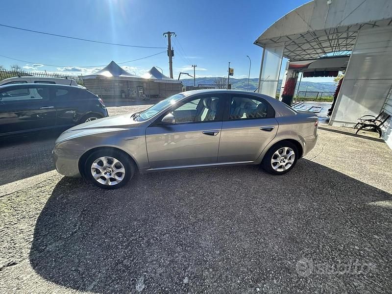 Usata Alfa Romeo 159 120 CV (88 kW) 2006 Marrone Berlina