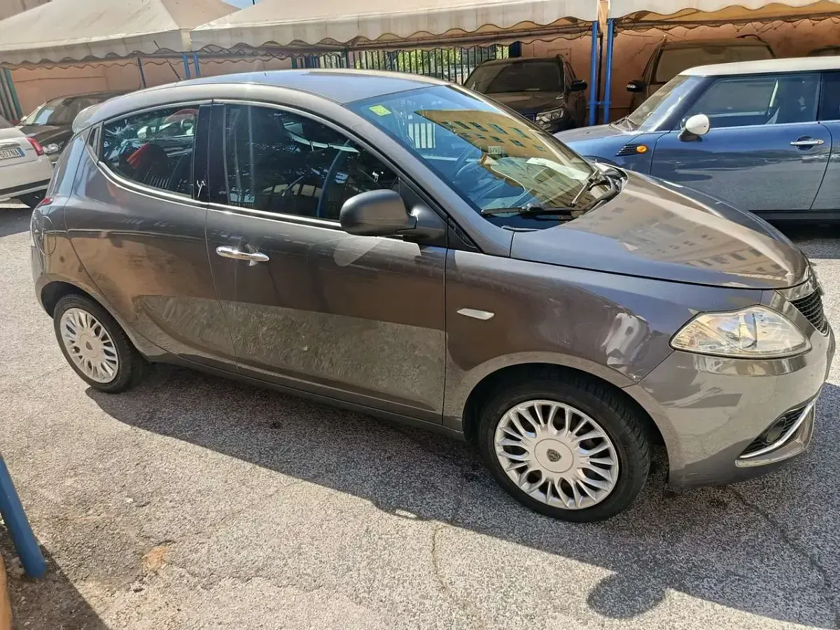 Usata Lancia Ypsilon Gold 95 CV (69 kW) 2016 Grigio Utilitaria