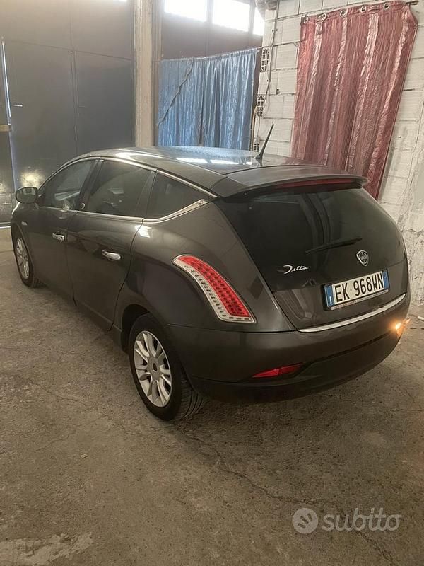 Usata Lancia Delta 120 CV (88 kW) 2011 Grigio Utilitaria