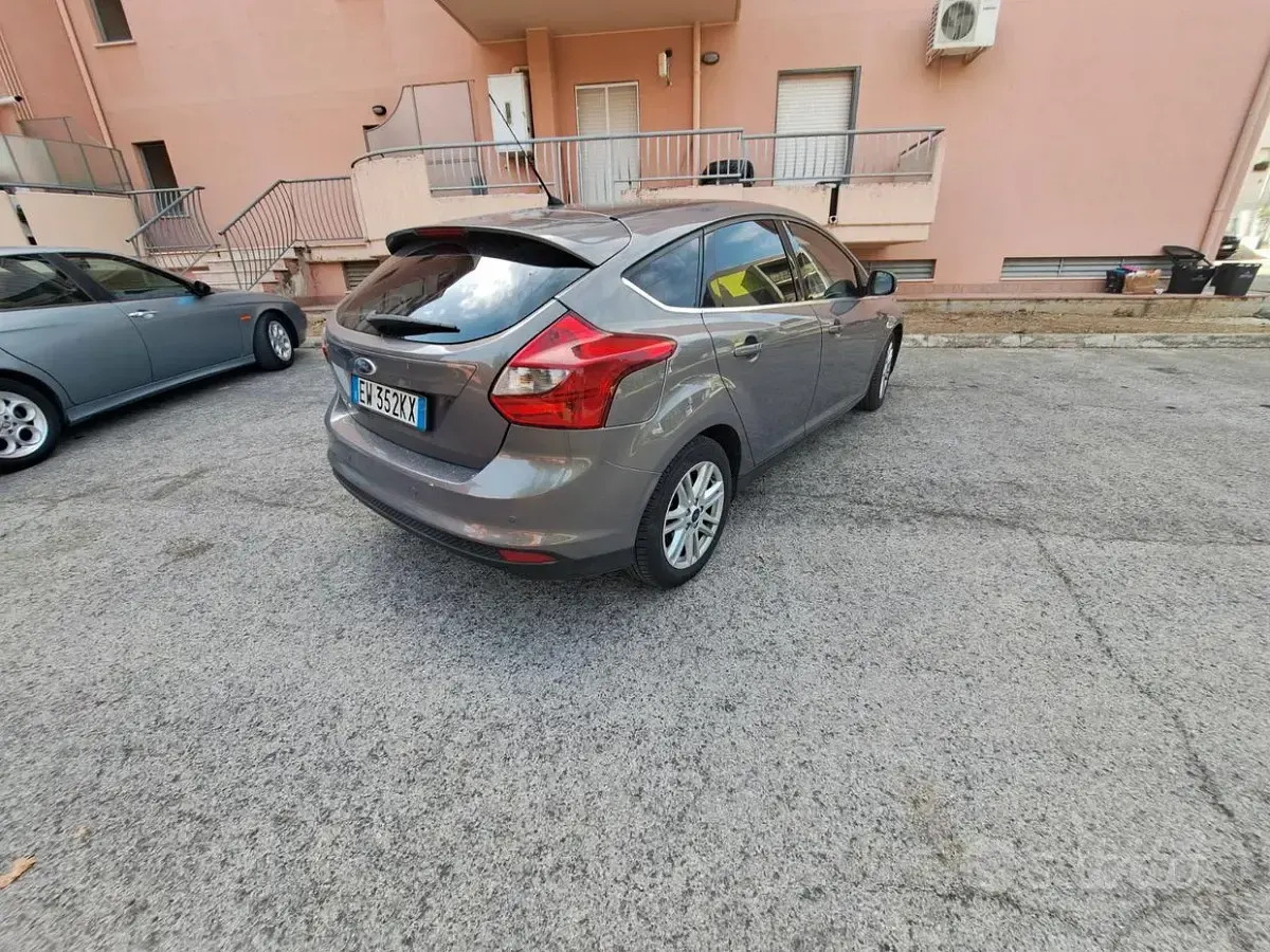 Usata Ford Focus 115 CV (84 kW) 2014 Grigio Berlina
