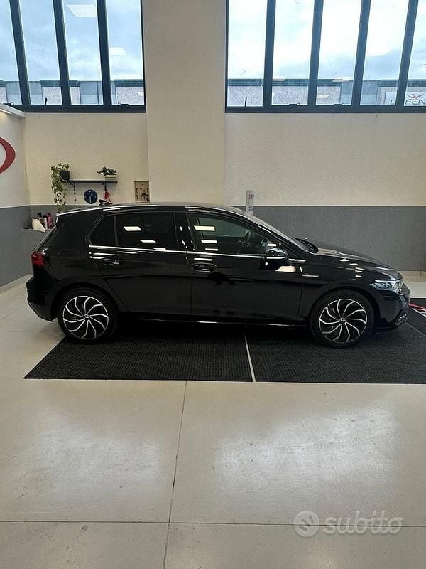 Usado VW Golf VIII Style 131 HP (96 kW) 2021 Preto Sedan