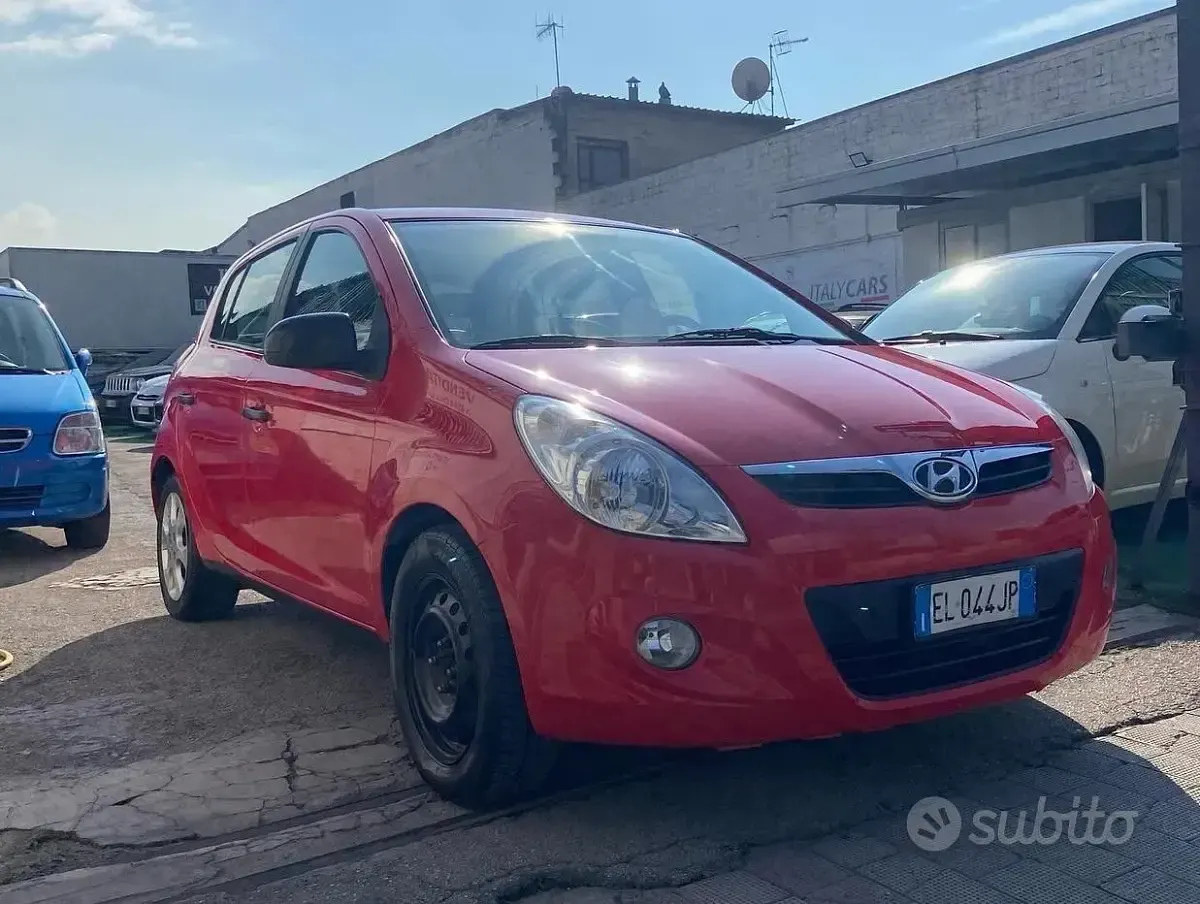 Usata Hyundai i20 Edition 75 CV (55 kW) 2011 Rosso Utilitaria