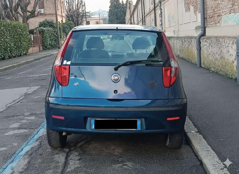 Usata Fiat Punto Dynamic 60 CV (44 kW) 2004 Blu/azzurro Utilitaria