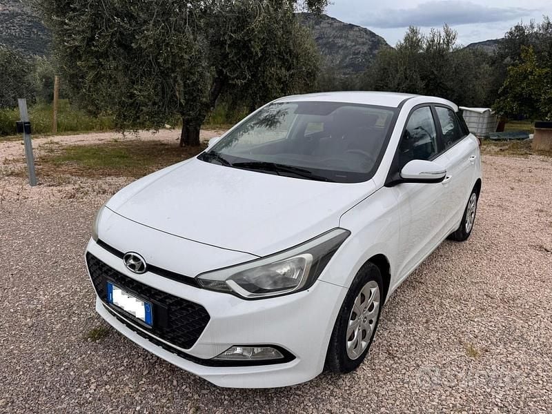 Usata Hyundai i20 GO! 74 CV (54 kW) 2016 Bianco Berlina