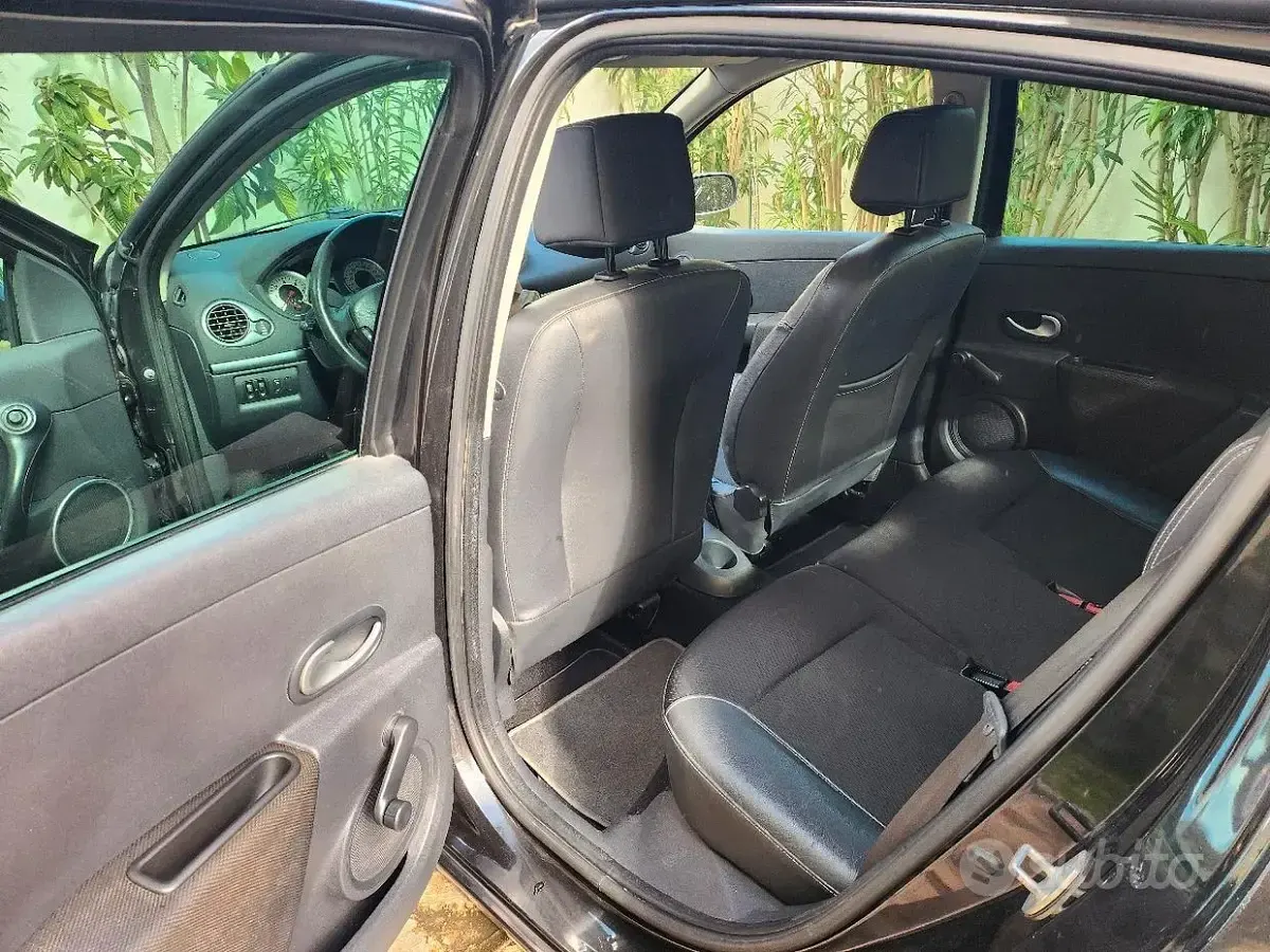 Usado Renault Clio II 85 CV (62 kW) 2008 Negro Berlina