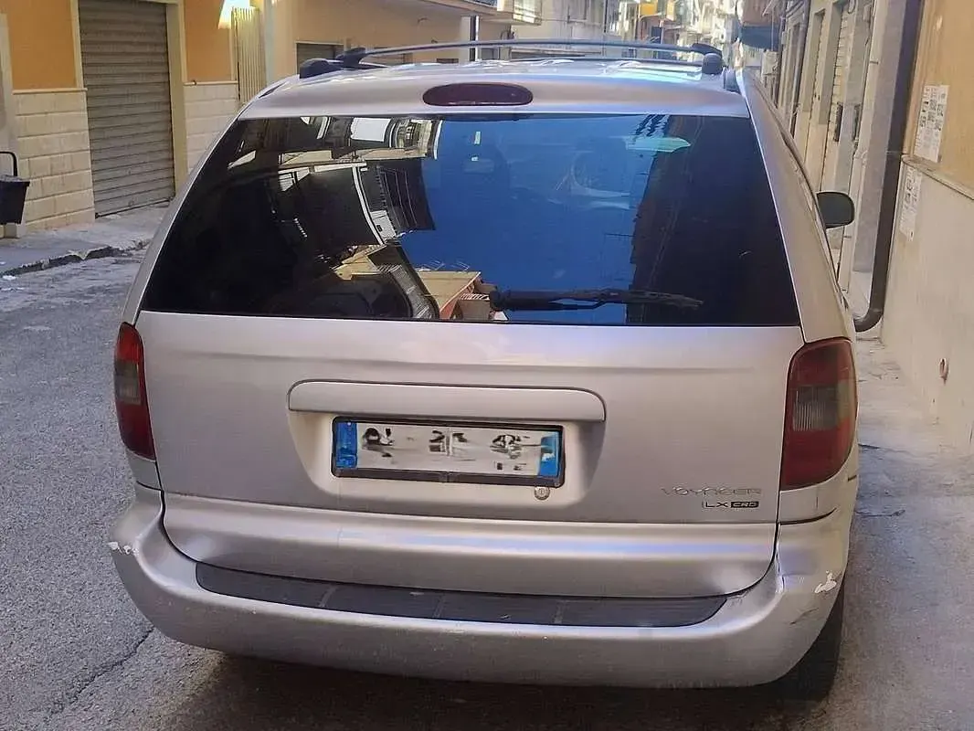 Usata Chrysler Voyager 141 CV (103 kW) 2004 Argento Monovolume