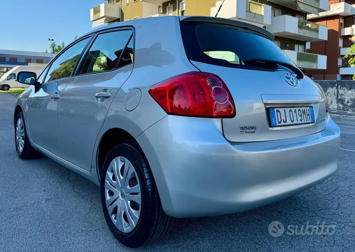 Usata Toyota Auris 124 CV (91 kW) 2007 Grigio Utilitaria