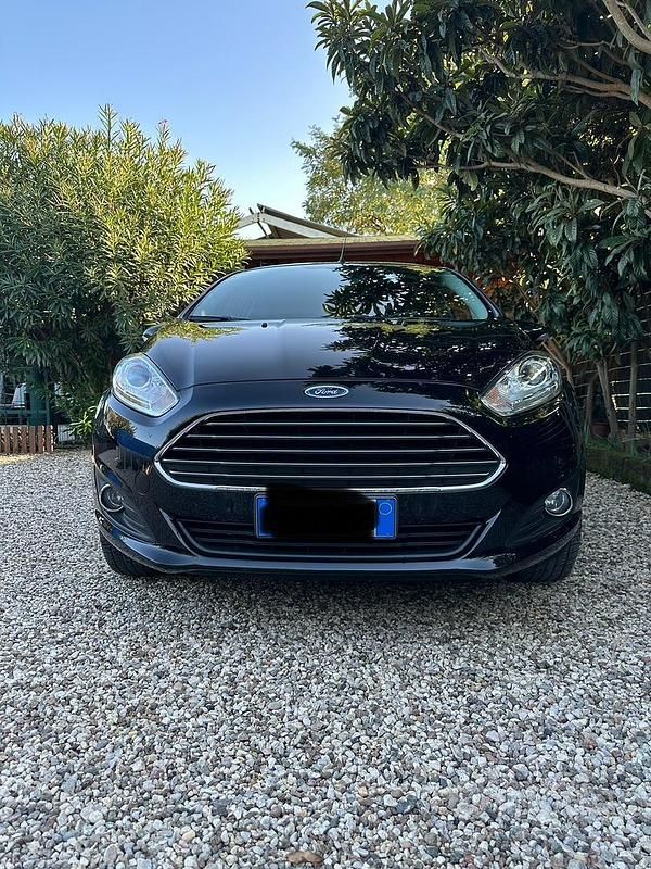 Nero Usata 2014 Ford Fiesta Tre volumi | 6000 € (Buon prezzo) - Immagine 1/4