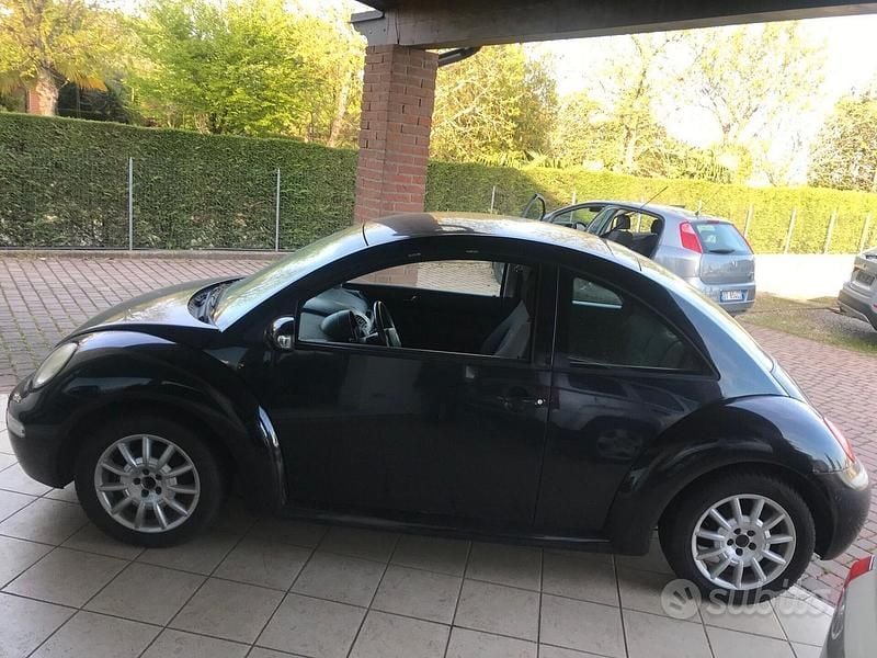 Usata VW New Beetle 87 CV (63 kW) 2005 Nero Utilitaria