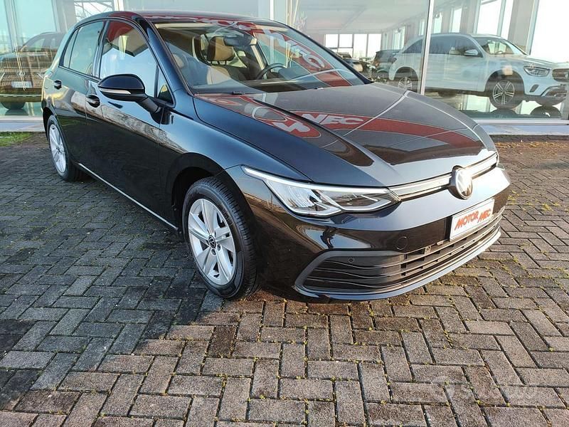 Nero Usata 2021 VW Golf VIII Life Tre volumi | 20.500 € (Buon prezzo) - Immagine 1/4