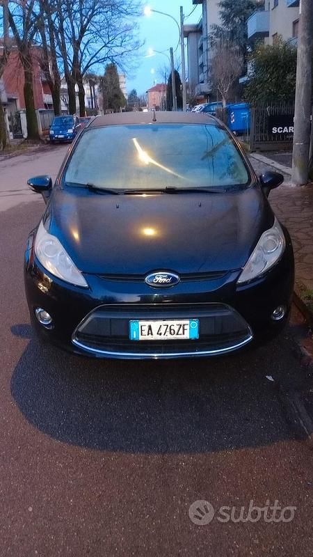 Usata Ford Fiesta 68 CV (50 kW) 2011 Nero Utilitaria