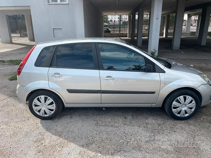 Usata Ford Fiesta 68 CV (50 kW) 2007 Grigio Berlina