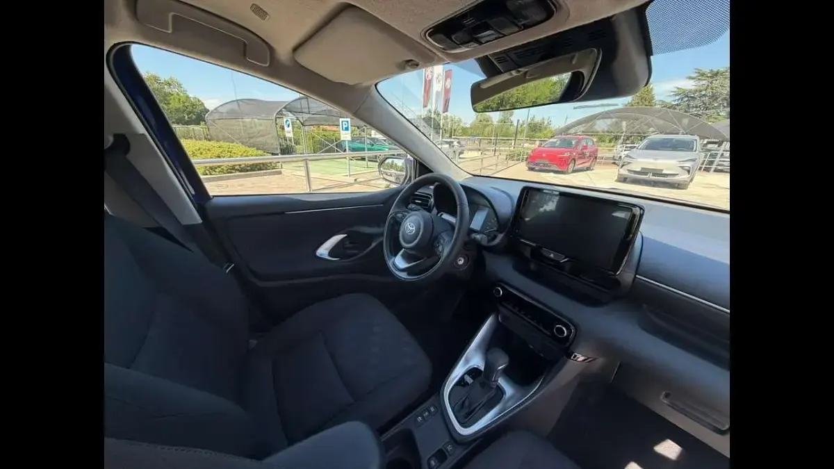 Nuova Toyota Yaris Hybrid Active 92 CV (67 kW) 2026 Blu Berlina