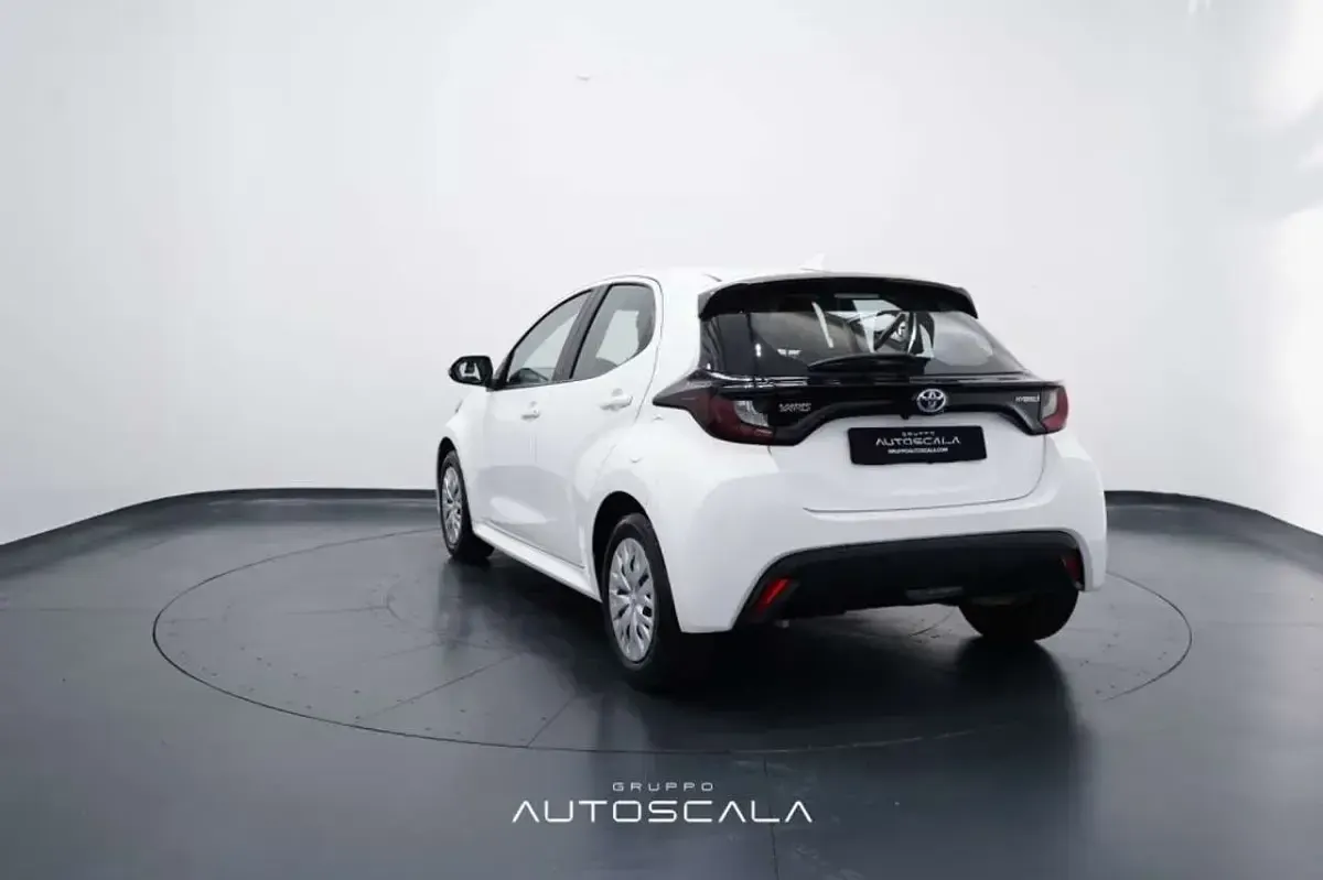 Usata Toyota Yaris Hybrid Business Edition 116 CV (85 kW) 2022 Bianco Berlina