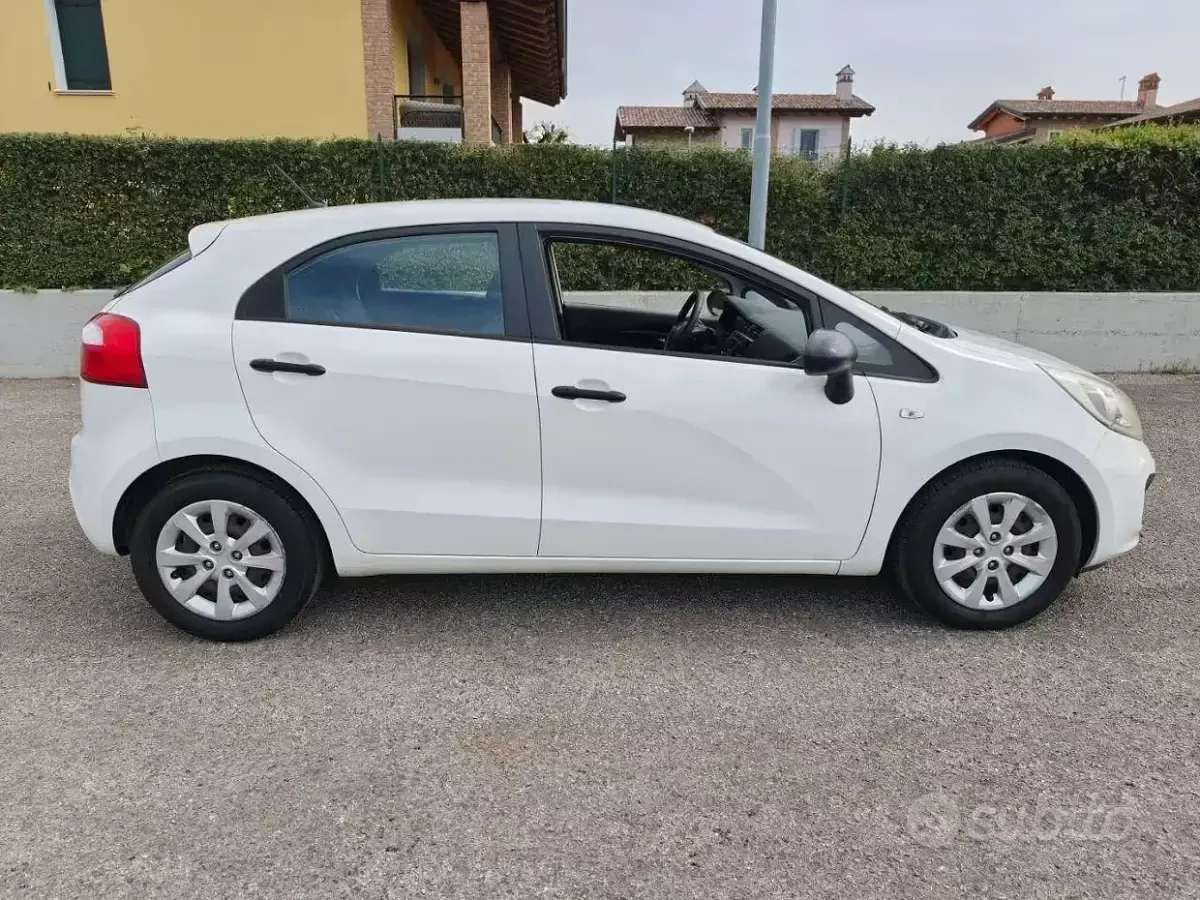 Usata Kia Rio 75 CV (55 kW) 2012 Bianco Utilitaria