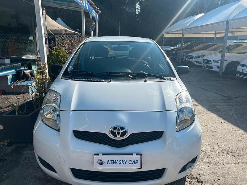 Usata Toyota Yaris Sol 69 CV (50 kW) 2009 Bianco Utilitaria