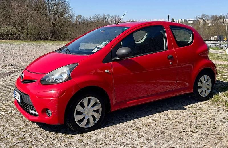 Usata Toyota Aygo Connect Style 68 CV (50 kW) 2014 Rosso Utilitaria