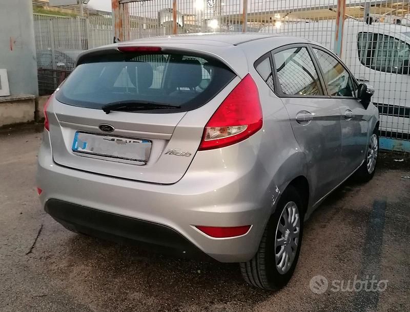 Usata Ford Fiesta Titanium 96 CV (70 kW) 2010 Grigio Utilitaria