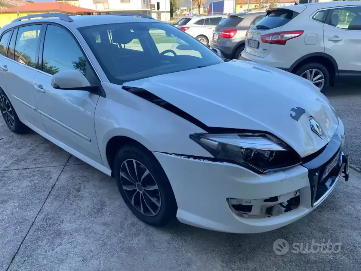 Usata Renault Laguna III 150 CV (110 kW) 2011 Bianco Station wagon