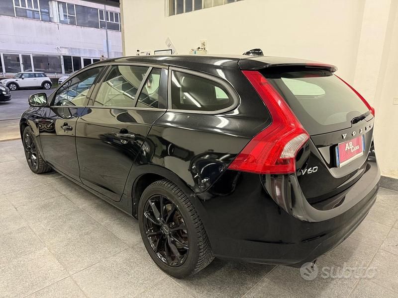 Usata Volvo V60 Summum 120 CV (88 kW) 2015 Nero Station wagon