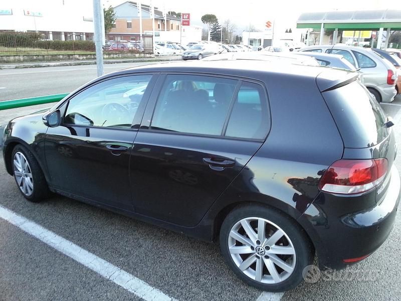 Nero Usata 2010 VW Golf VI Highline Tre volumi | 4500 € (Buon prezzo) - Immagine 1/4