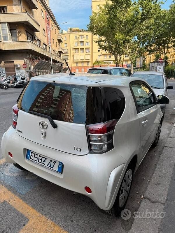 Usata Toyota iQ 68 CV (50 kW) 2011 Bianco Utilitaria