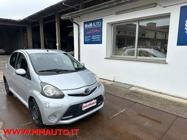 Usata Toyota Aygo Connect Style 67 CV (49 kW) 2012 Argento Utilitaria