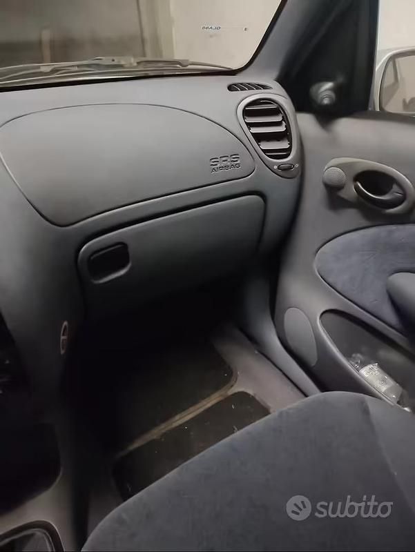 Usata Ford Fiesta 75 CV (55 kW) 1999 Grigio Utilitaria