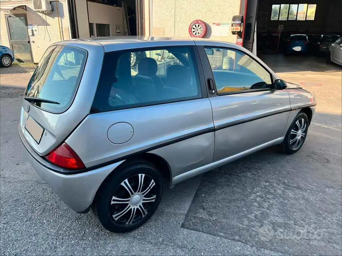 Usata Lancia Ypsilon 60 CV (44 kW) 1996 Grigio Utilitaria