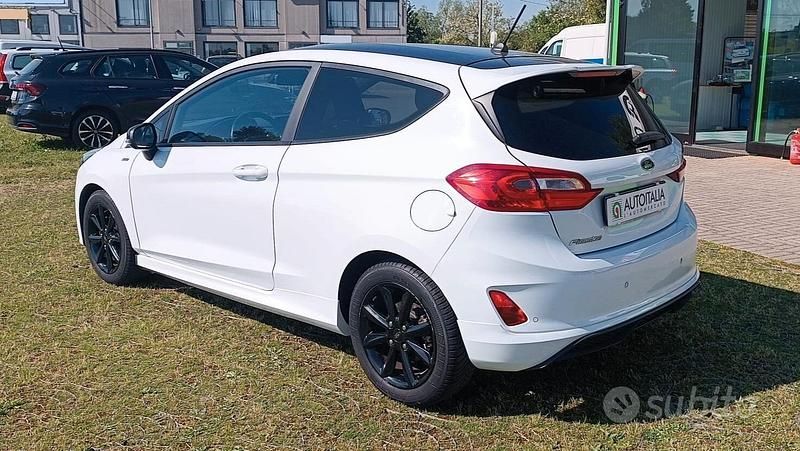 Begagnad Ford Fiesta ST-Line 86 HK (63 kW) 2018 Vit Halvkombi