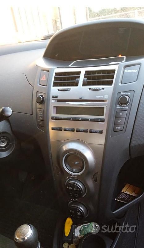 Usata Toyota Yaris Sol 90 CV (66 kW) 2011 Grigio Utilitaria