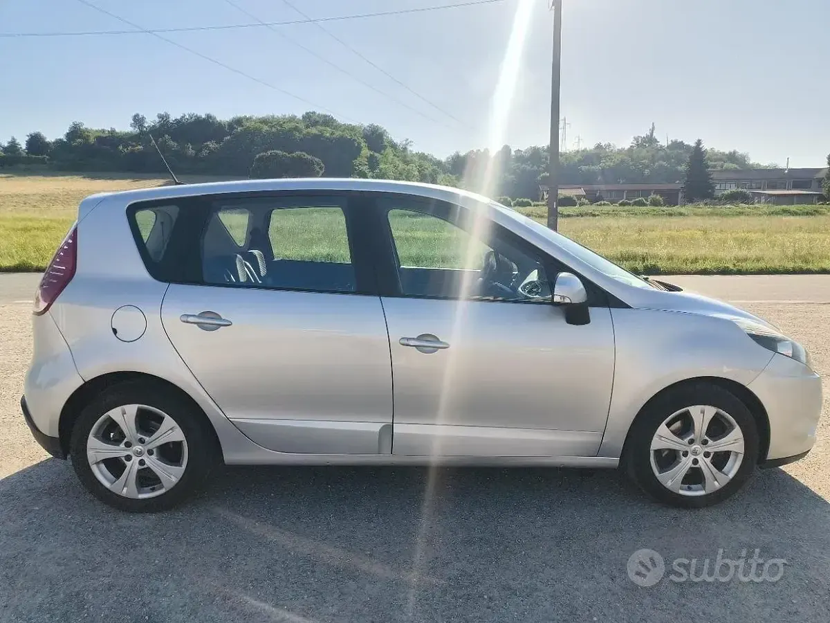 Usata Renault Scénic III 110 CV (80 kW) 2011 Grigio Monovolume