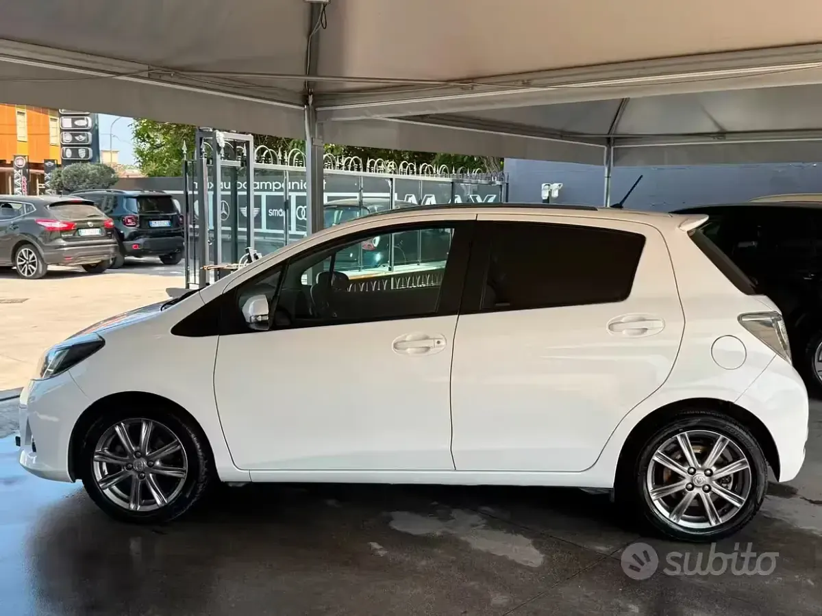 Usata Toyota Yaris Lounge 90 CV (66 kW) 2014 Bianco Utilitaria