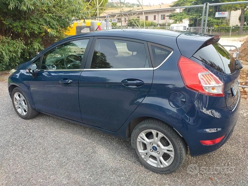 Usata Ford Fiesta 95 CV (69 kW) 2015 Blu Utilitaria