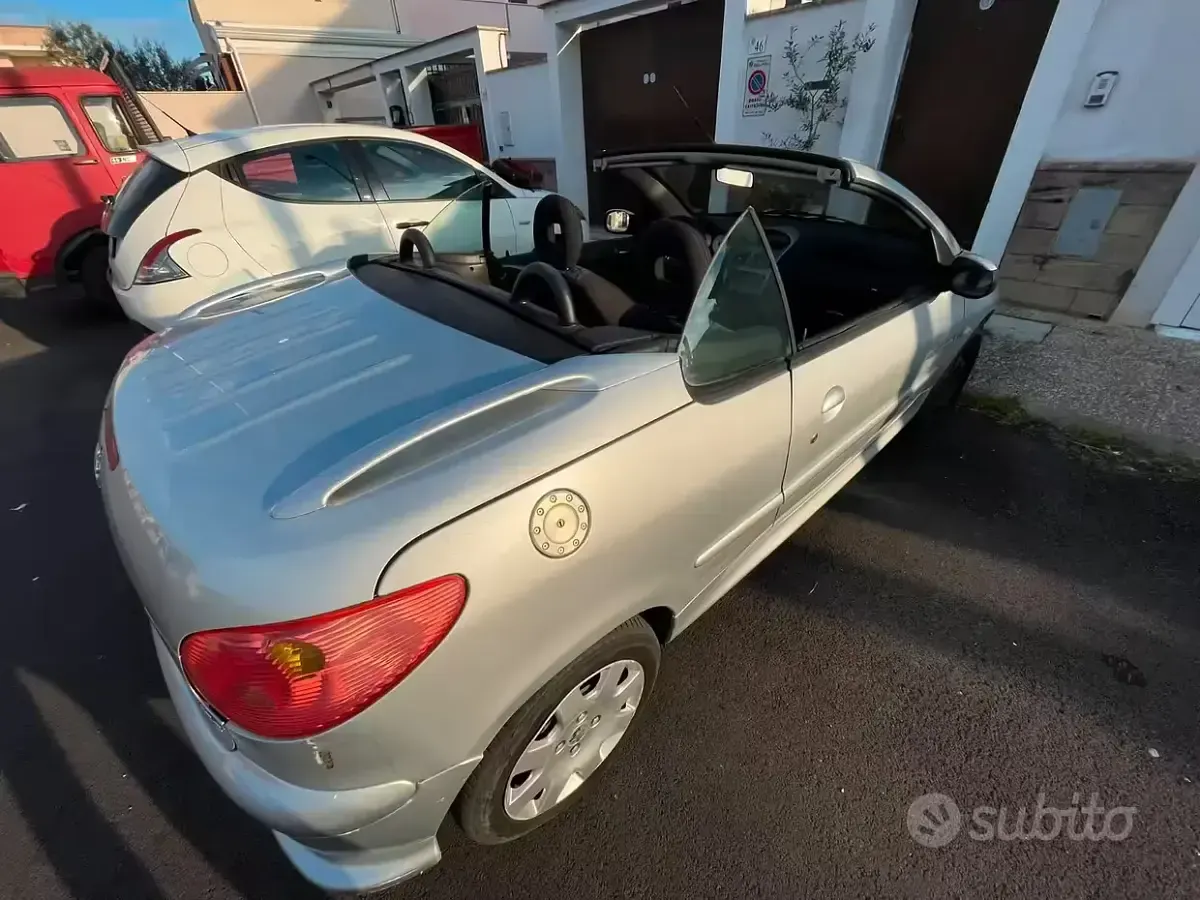 Usata Peugeot 206 CC 109 CV (80 kW) 2004 Grigio Cabrio