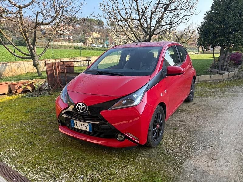 Usata Toyota Yaris 106 CV (77 kW) 2016 Rosso Berlina