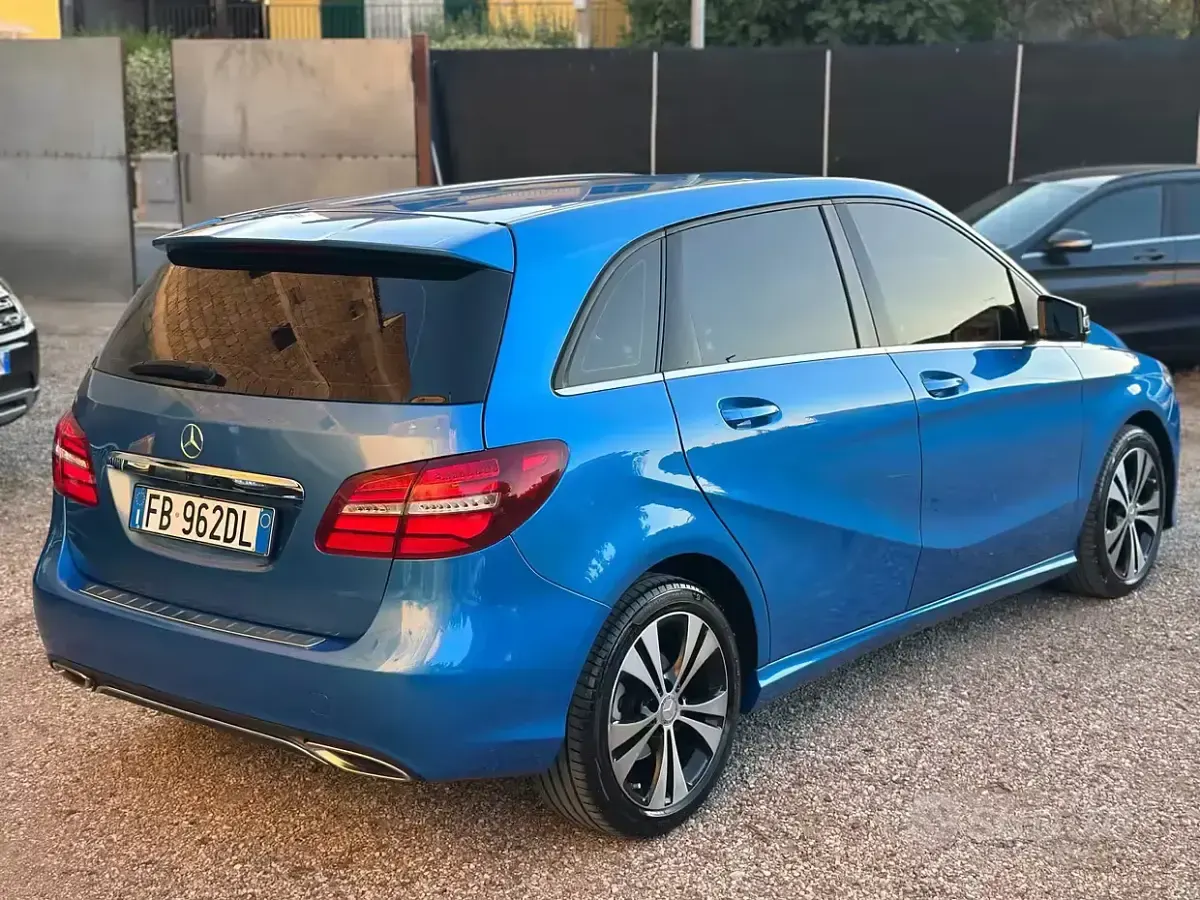 Usata Mercedes B180 Sport Edition 109 CV (80 kW) 2015 Blu Utilitaria