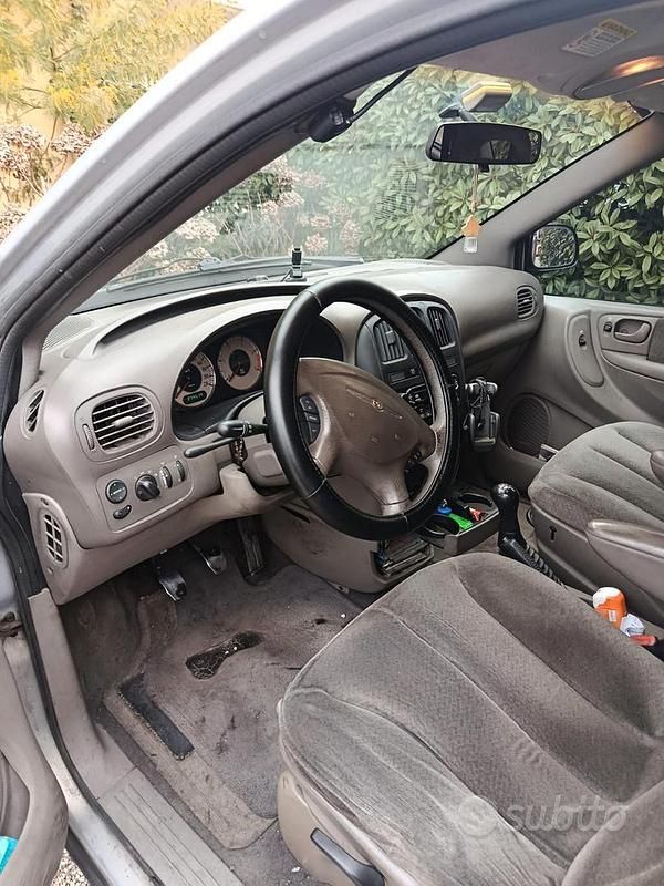 Usata Chrysler Grand Voyager 2001 Grigio Monovolume