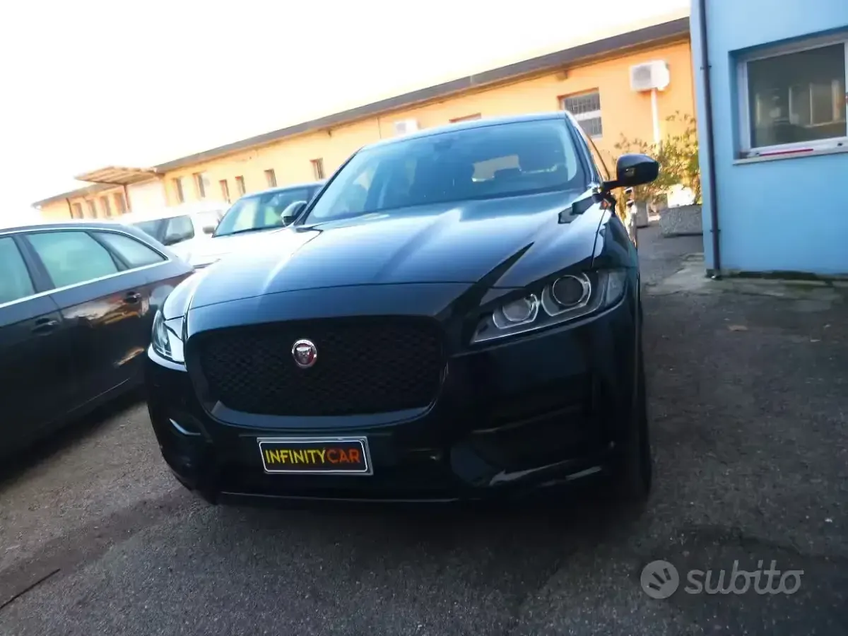 Begagnad Jaguar F-Pace R-Sport 180 HK (132 kW) 2017 Svart SUV